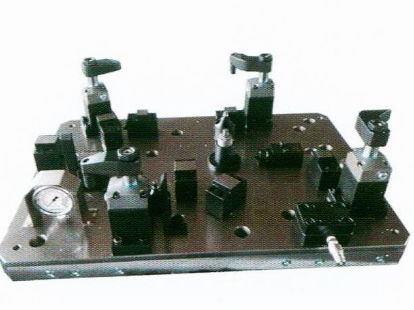 齒輪室罩(zhao)蓋(gai)液(ye)壓(ya)裌(jia)具(ju)